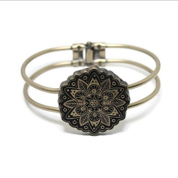 NEW BRACELET BY GLEEFUL PEACOCK - Picture 1 of 4